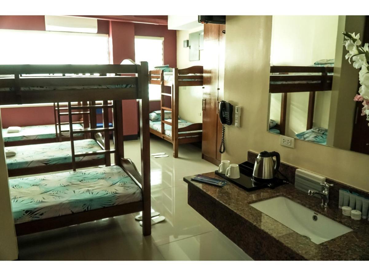 M28 Hotel And Apartments Quezon City Buitenkant foto