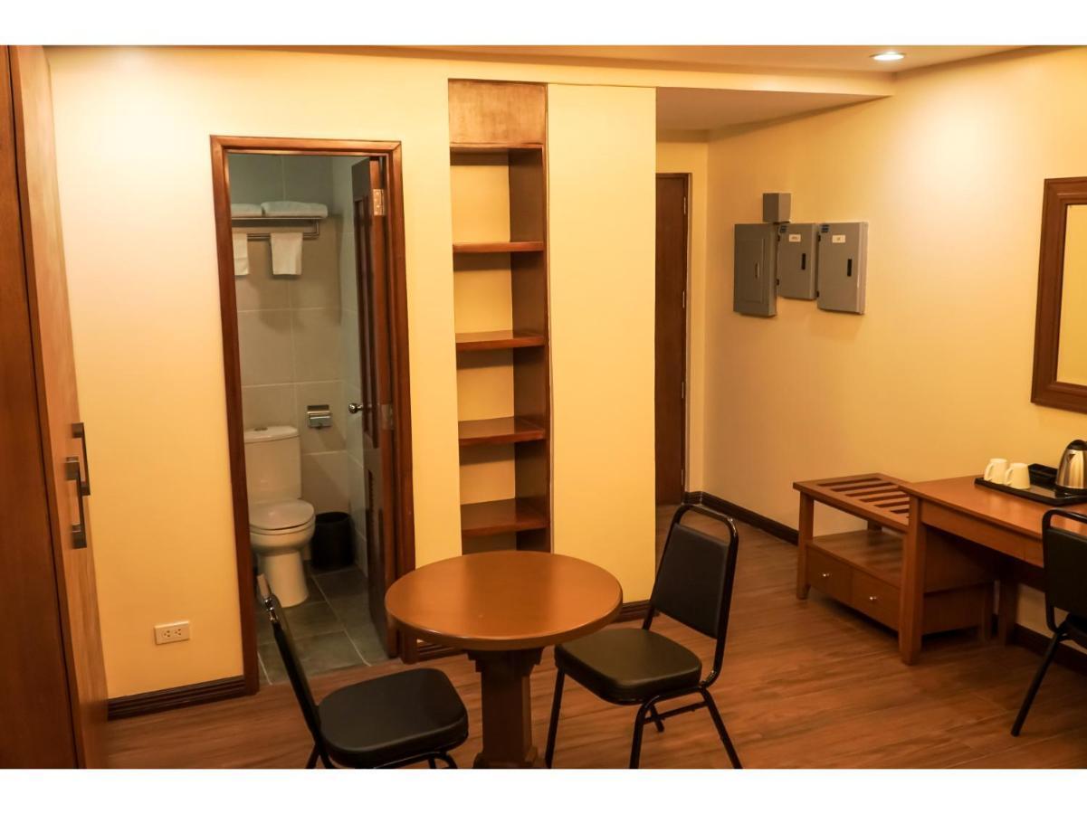 M28 Hotel And Apartments Quezon City Buitenkant foto