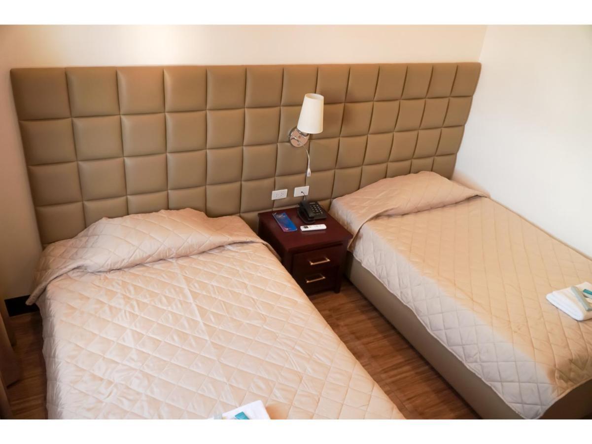 M28 Hotel And Apartments Quezon City Buitenkant foto